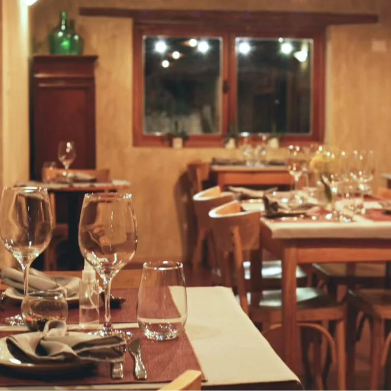 vorbereiteter Raum des Restaurants Villa del Cielo