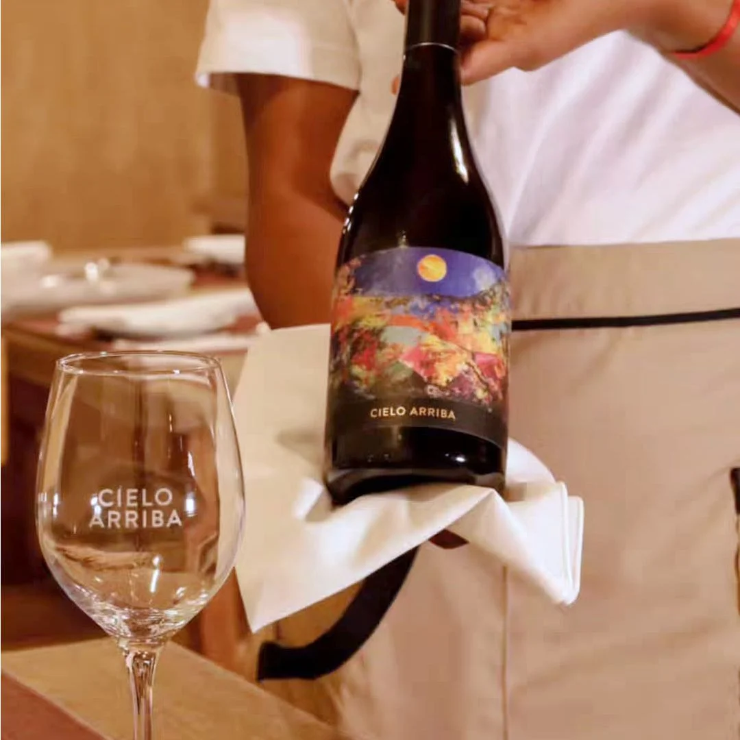 Dazu wird eine Flasche Cielo Arriba Wein serviert.